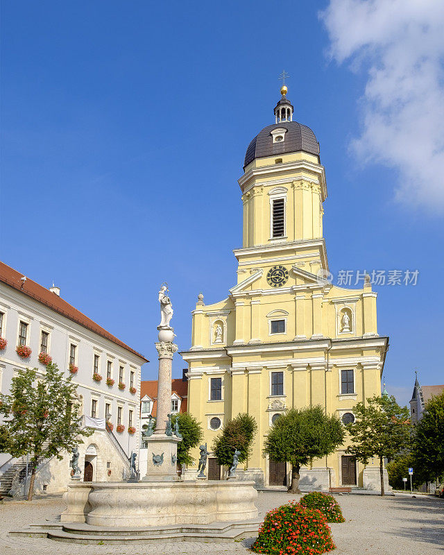 Neuburg an Donau, hoffkirche和Marienbrunnen在karisplatz(巴伐利亚，德国)